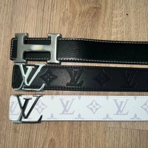 2 valfria bälten - Spara pengar och lås upp möjligheten till dubbelt så många outfits genom att köpa 2 bälten. Skriv vilka du vill ha, vänta på att jag svarat att dom finns kvar, sen köp. Storleken är 110 på alla bälten