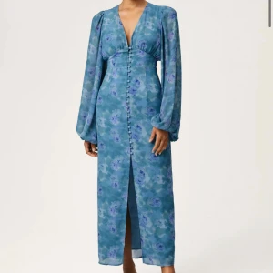 Röd blommig långklänning från Adoore - Supersnygg röd långklänning från Adoore med blommigt mönster! Finns inte att köpa på hemsidan längre. Det är exakt samma klänning som på första bilden fast i röd❤️🌹 Aldrig använd - tyvärr för liten för mig🥲Nyrpis 1695kr