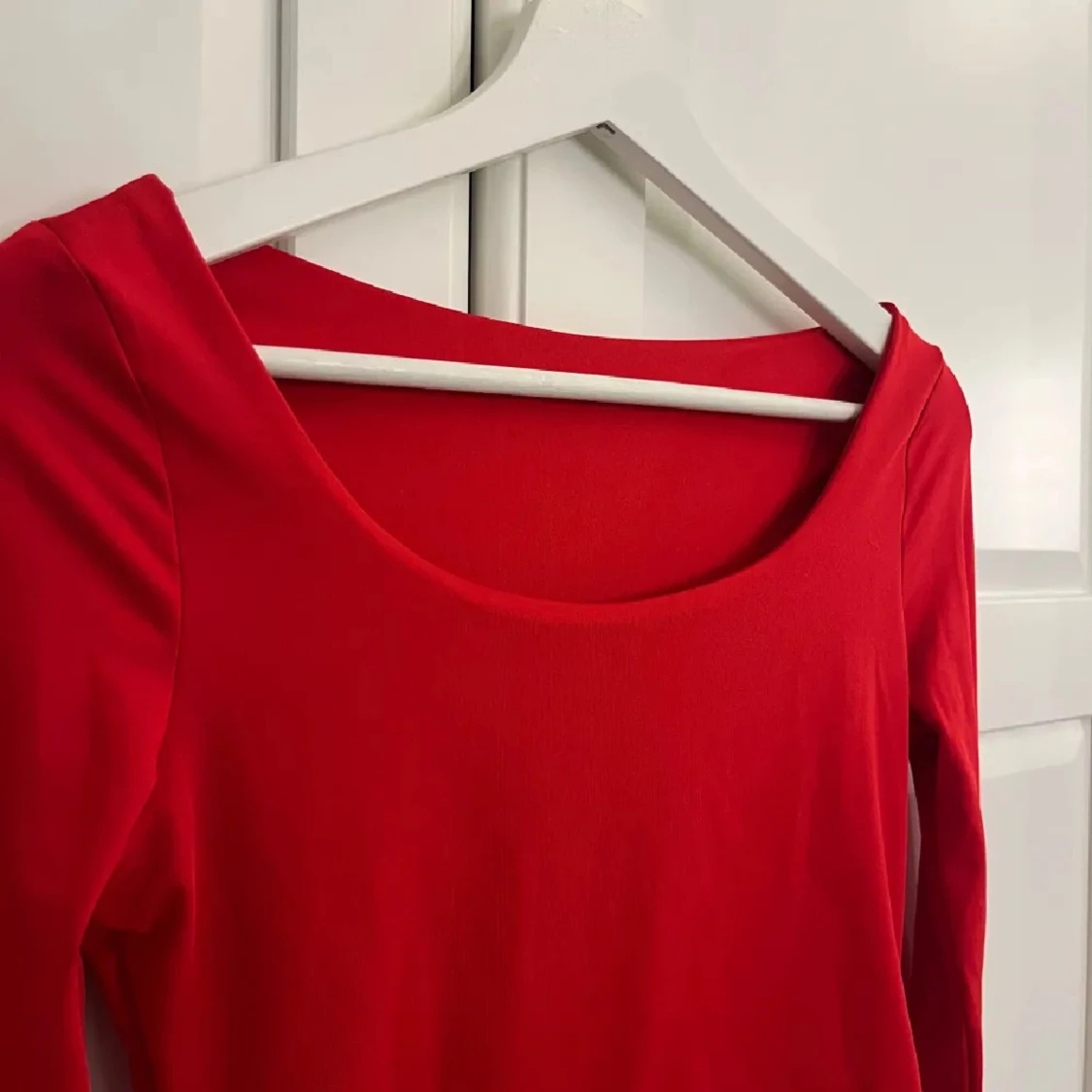 Röd långärmad topp med rund hals - 1