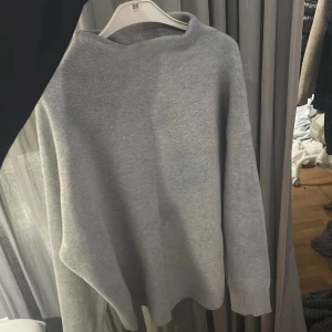 Grå stickad tröja med hög hals - Jättefin och skön tröja från Åhléns.