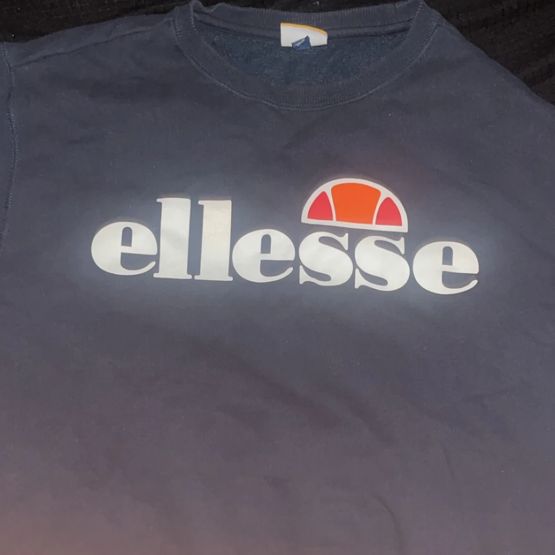 Mörkblå sweatshirt från Ellesse