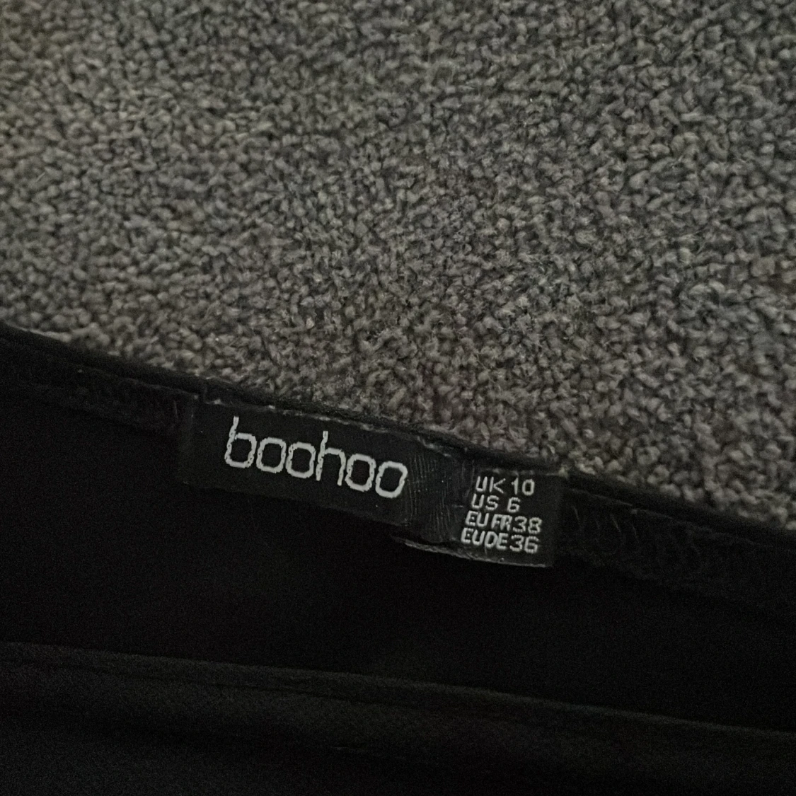Svart body från Boohoo - 2