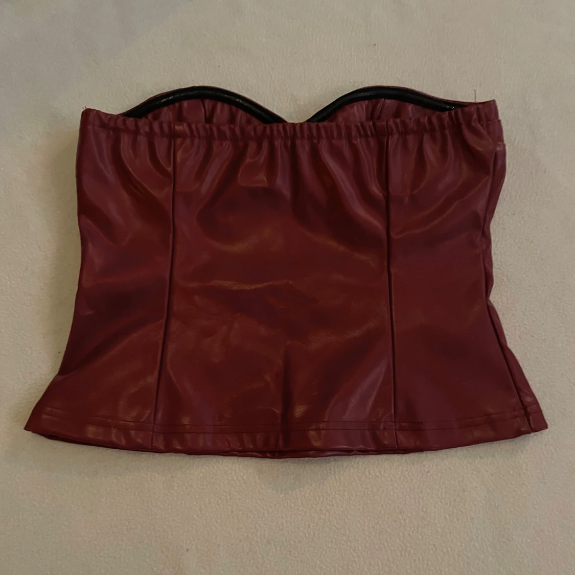 Vinröd skinntopp - 2