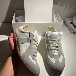 Maison margiela gats - Vi säljer nu dessa sjukt fina skorna från Maison margiela, endast testade! Självklart äkta och priset är ej hugget sten vid en snabb affär! Skicka prisförslag mvh Raffe!😊🤑