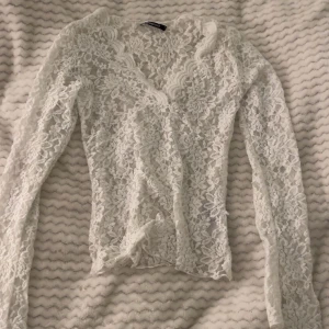 Vit spetsblus med v-ringning - Vit blus från Gina, köpt i storlek men passar som S