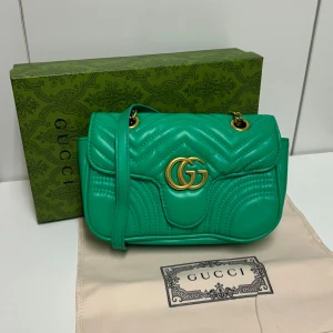 Gucci Axelbandsväska  - Hejsan, säljer en helt ny väska aldrig tidigare använd. Mått Höjd: 14cm Bredd: 22cm. Postar alltid inom 24h efter köpet. Skriv gärna om du har fler frågor.