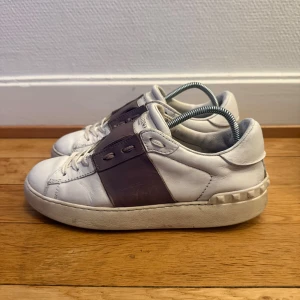 Valentino open sneakers  - Säljer nu dessa fina Valentino skor | Använt skick men fortfarande fina | Storlek 38 | Hör gärna av er vid frågor eller funderingar 