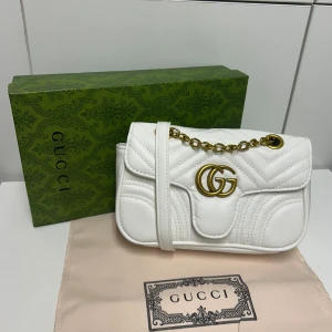 Gucci Axelbandsväska  - Hejsan, säljer en helt ny väska aldrig tidigare använd. Mått Höjd: 14cm Bredd: 22cm. Postar alltid inom 24h efter köpet. Skriv gärna om du har fler frågor.