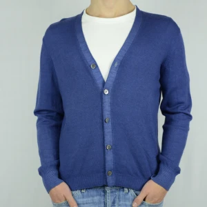 Gran Sasso cardigan  - GRAN SASSO STICKAD CARDIGAN  Storlek : M   Passform : Normal   Användning : Tröjan är i ett väldigt fint skick utan defekter  Nypris : Cirka 2500SEK  Modellen på bilen är 182CM och väger 76KG