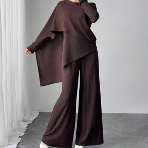 Bruna vida byxor och top med sjal - Mörkbruna byxor med breda ben och avslappnad passform med sin top och sjal. Aldrig använd. 
