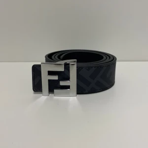 Fendi Bälte - Hejsan, säljer ett helt nytt bälte aldrig tidigare använd. Storlek 110cm. Postar alltid inom 24h efter köpet. Skriv gärna om du har fler frågor.