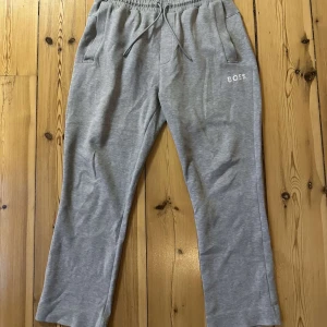 Grå mjukisbyxor från BOSS - Snygga grå mjukisbyxor från BOSS. Rak passform.