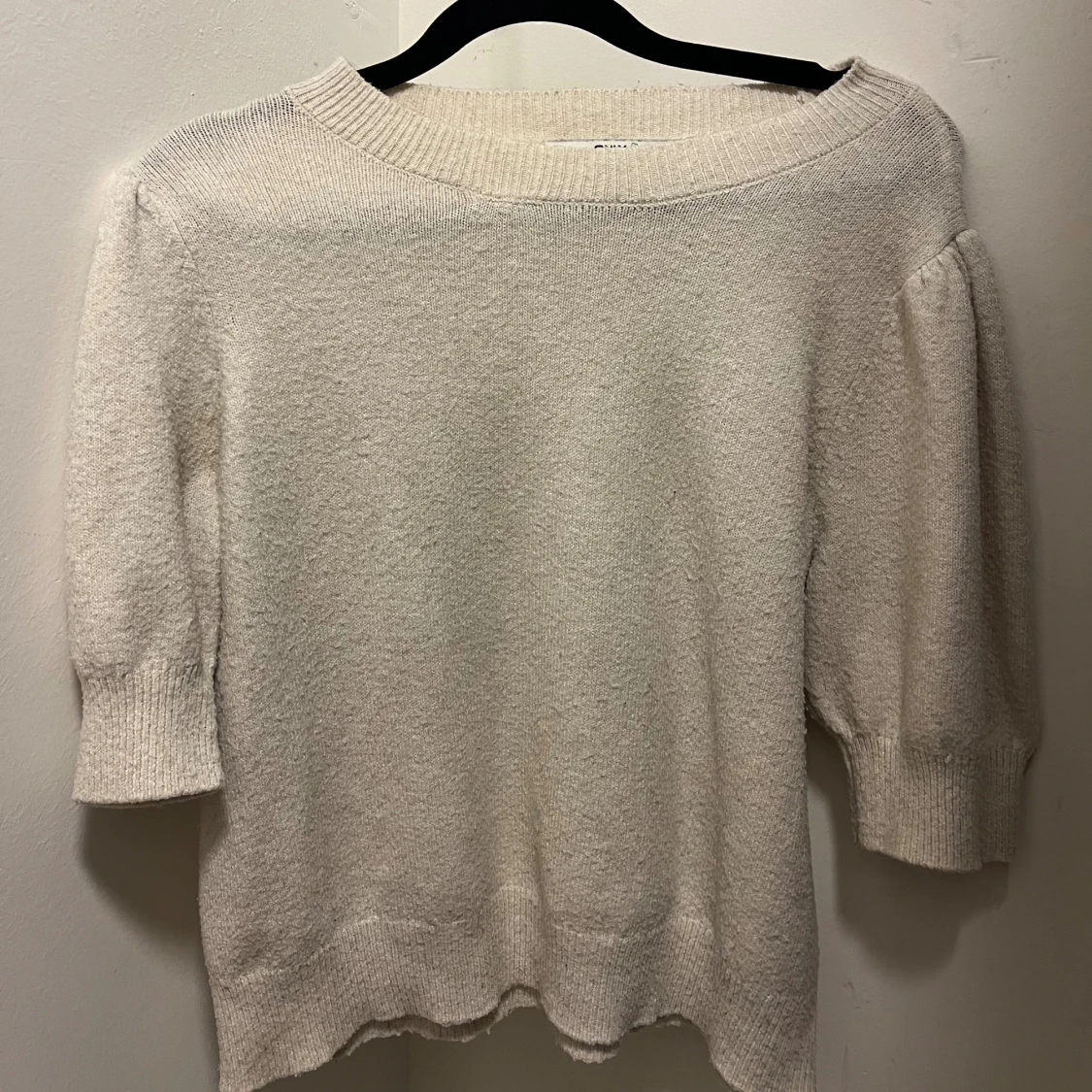 Beige stickad tröja med puffärm