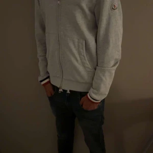Grå zip up  Moncler - Moncler zip!🙌