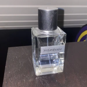 Yves Saint Laurent parfym 60ml - Stilren parfym från Yves Saint Laurent, 60 ml flaska. Tillverkad i Frankrike. Perfekt för dig som vill ha en exklusiv touch i din samling.