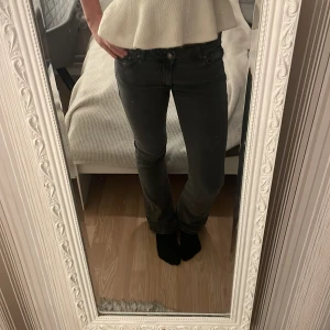 Mörkgrå bootcut jeans - Snygga mörkgrå jeans med bootcut passform och låg midja. Det står inte vilken storlek jeansen är i men de passar mig i som bär jeans i storlek S. Skriv om ni undrar måtten på jeansen! 💗😊