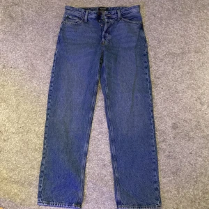 Jack and Jones jeans mörk blåa - Ett par mörk blåa Jack and Jones jeans. Aldrig använda, som nya. Storlek loose(Eddie fit) 30/32