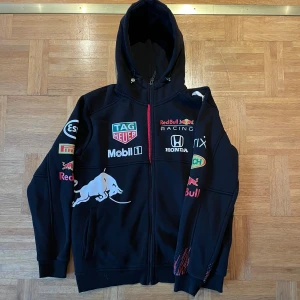 Red Bull Hoodie M - Red Bull Hoodie i storlek M. 100% Bomull och är ganska tjock i materialet. Använt några gånger men har inga skador eller tecken på användning. 