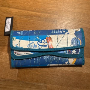 Stor Blå Plånbok - Väldigt fin plånbok ifrån Levitate! Prislapp är på. Den har mycket plats med mycket förvaring. Telefon får plats mm. Skriv om mer funderingar!