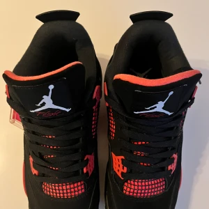 Jordan 4 , red Thunder - Sprillans nya Jordan 4 med blandning av rött och svart, perfekta till sommaren med shorts och T-shirt . Testade dem en gång, men skorna vart för små. Fick skorna som julklapp i London i december, säljer för att det inte är min stil. Box och kvitto tillkommer ej därav priset. Nypris:7000kr. Pris kan diskuteras. Storlek 43 passar som 42. Fraktar överallt i Sverige.