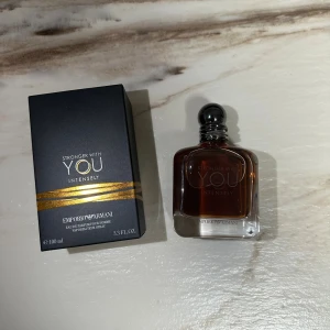 Stronger With You Intensely 100ml - Emporio Armani Stronger With You Intensely EdP 100ml. Snygg och modern parfym med stilren design. Ingredienser: alkohol, parfym/fragrance, aqua/water, limonene, linalool, coumarin, och fler. Perfekt för dig som vill sticka ut.
