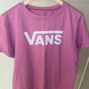 Vans t-shirt - Lila t-shirt från Vans. Aldrig använd, liten i modell. Skriv för fler bilder!