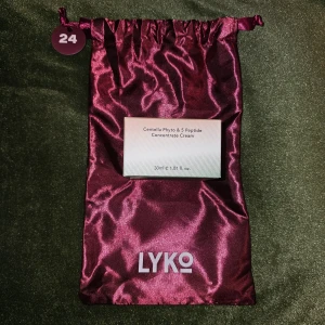 Centella Phyto & 5 Peptide Concentrate Cream 30ml - Centella Phyto & 5 Peptide Concentrate Cream är en ansiktskräm med fem välstuderade peptidteknologier, hudvänliga aminosyror, koffein och ekologisk skvalan. Krämen hjälper till att minimera fina linjer och mimikrynkor, samtidigt som den främjar hudens allmänna spänst och fasthet. 30ml k-beauty Ord pris 349kr