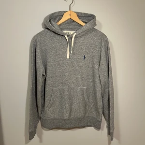 Ralph Lauren Grå Hoodie  - Supersnygg gråmelerad hoodie från Ralph Lauren. Storlek S. Mycket fint skick, sällan använd. Hör gärna av er vid funderingar🙌