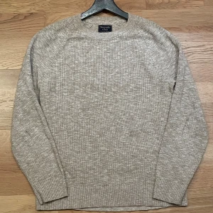 Abercrombie & fitch kofta - Säljer en galet skön stickad tröja från abercrombie & fitch i storlek XS, den har ett jötte skönt material och en unik färg vilket gör den så snygg! Fråga om de är något eller vid bud🤩