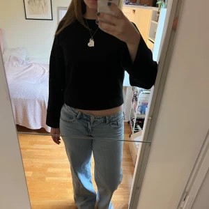 Svart Tröja från Gina Tricot - Svart tröja från Gina Tricot med rund halsringning och långa ärmar. Tröjan är endast använd ca 5 gånger och är i bra skick! Super skön och stilren tröja som passar perfekt till ett par jeans. Kan stylas snyggt med ett vitt linne under för en extra detalj 🌟