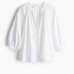 Vit luftig skjorta med ballongärm - slutsåld på hemsidan, använd 1 gång 