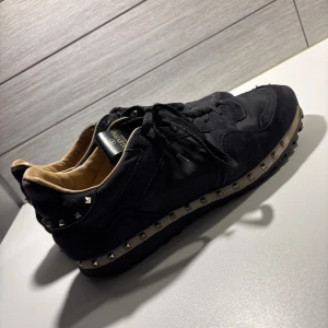 Valentino Rockrunners - Säljer dessa svarta Valentino Rockrunners i gott skick! | Storlek 43 | Osäker på äktheten därav priset! | Pris går att diskutera vid snabb affär! | Hör av dig vid minsta fundering! | Den perfekta vinterskon! |