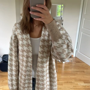 Lång stickad kofta med mönster - Perfekta koftan nu till hösten