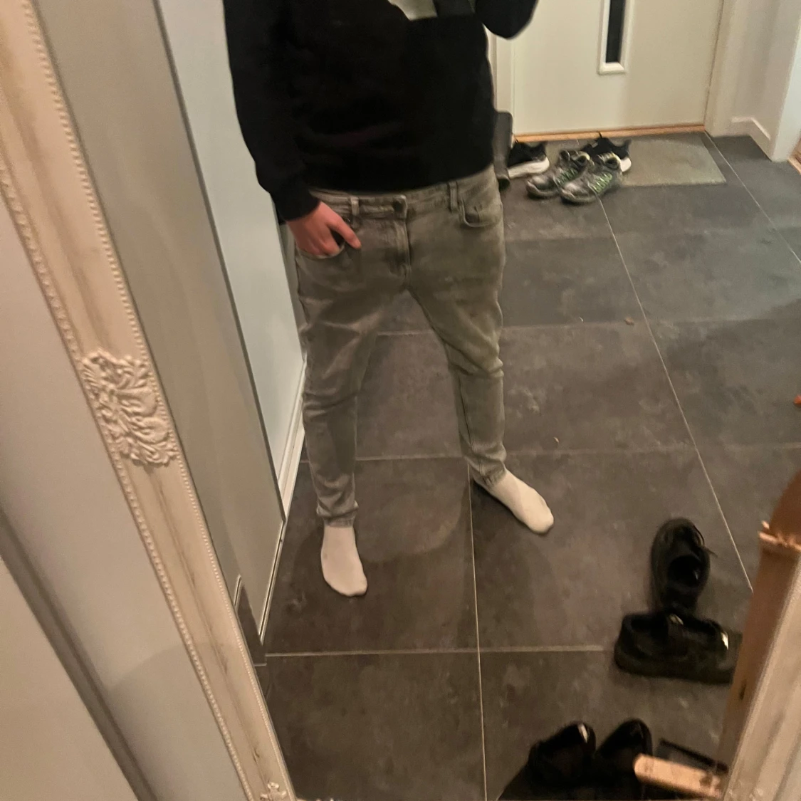 Grå jeansbyxor i storlek 32/30