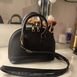 Svart väska - Fin och oanvänd svart väska! 