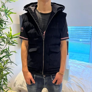 Stenströms väst  - Marknadens mest eftertraktade väst från stenströms för sjukt bra pris. Marinblå färg som är omöjlig o få tag på. Storlek xl passar M-L. Skick 9/10 utan några defekter. Moddellen är 180cm. Slutsåld överallt! 