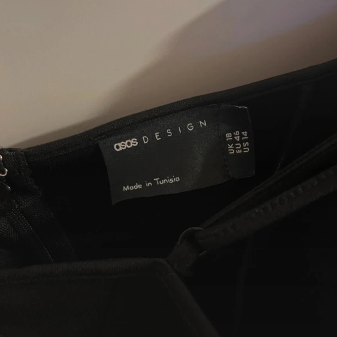 Svart tight klänning från ASOS DESIGN - 2