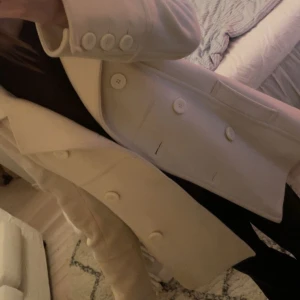 Beige kappa från H&M, storlek 36 - En fin lite längre ljusbeige kappa från hm i storlek 36, den är i bra skick och inte mycket andvänd💕