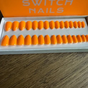 Switch Nails Disco Tangerine Almond - Helt oanvända Switch Nails i färgen Disco Tangerine. Form: Almond Alla tillbehör följer med.