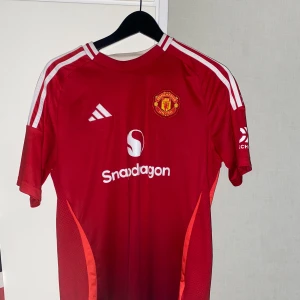 Manchester United röd matchtröja Adidas - Manchester United fotbollströja från säsongen 24/25