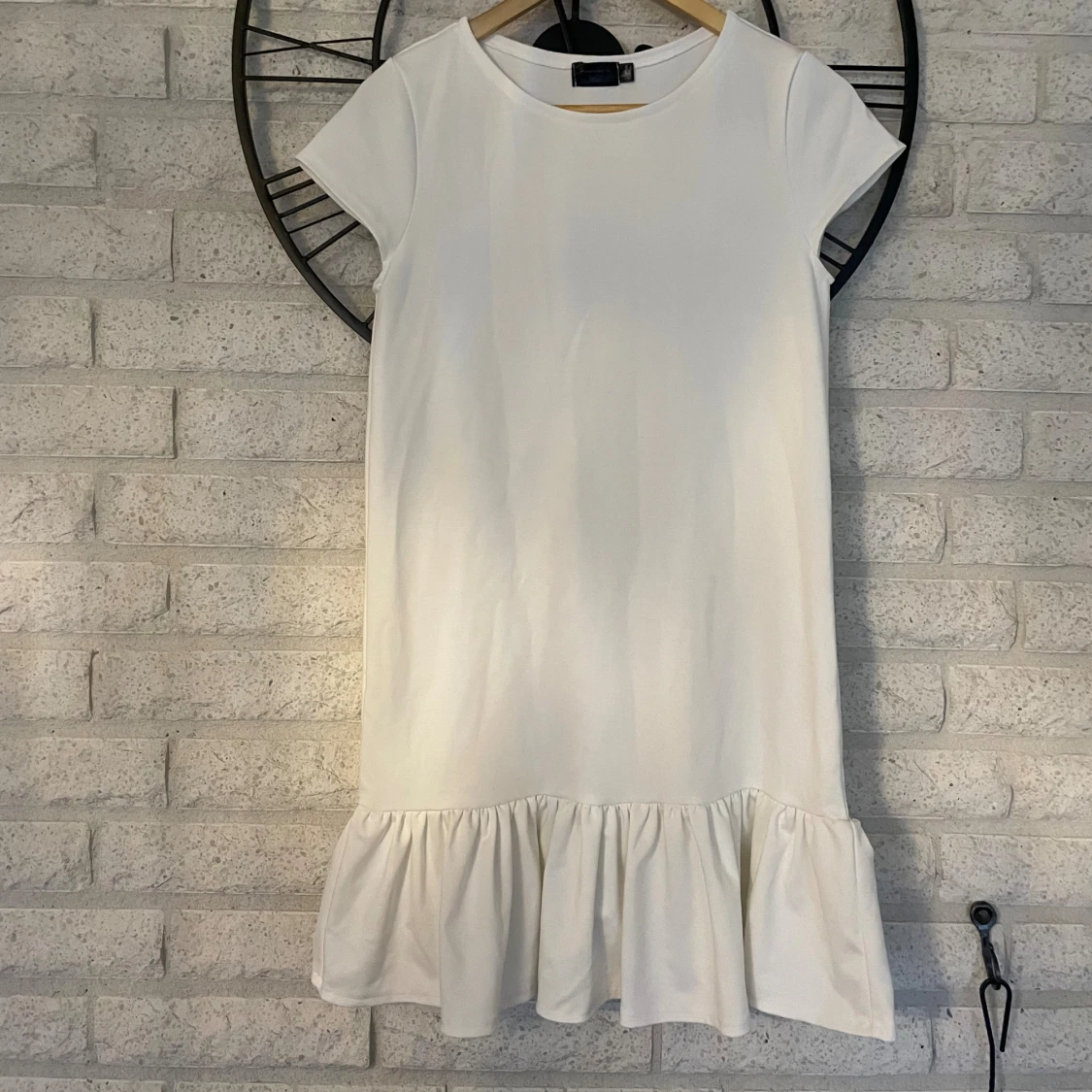 Vit kortklänning med volang från D'Zan