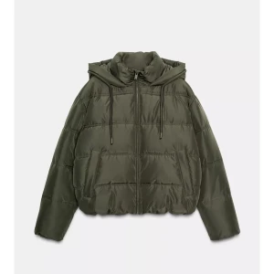 Olivgrön pufferjacka med huva - Säljer en olivgrön pufferjacka med huva och dragsko. Jackan har dragkedja framtill, två fickor och quiltad design. Perfekt för kyliga dagar och har en avslappnad passform som ger en cool vibe. har en liten fläck men den syns knappt!nypris 600