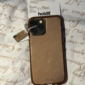 Holdit Seethru Case för iPhone 12/12 Pro - Stilrent och slitstarkt mobilskal från Holdit, designat för iPhone 12/12 Pro. Skalets transparenta finish visar upp din telefon, är stöttåligt (2m), greppvänligt och stödjer trådlös laddning inklusive MagSafe. Produkten är ny, vegancertifierad och tillverkad av återvunnet material.