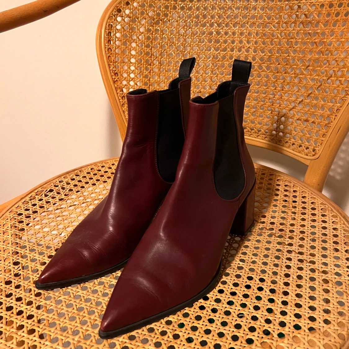 Vinröda chelsea boots med klack