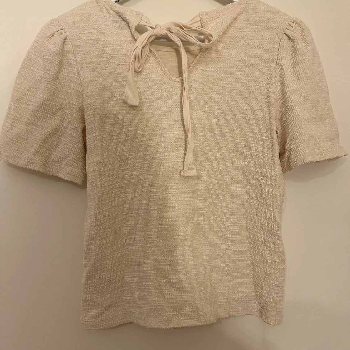 Ljus beige topp med knyt från Holly & Whyte - 1