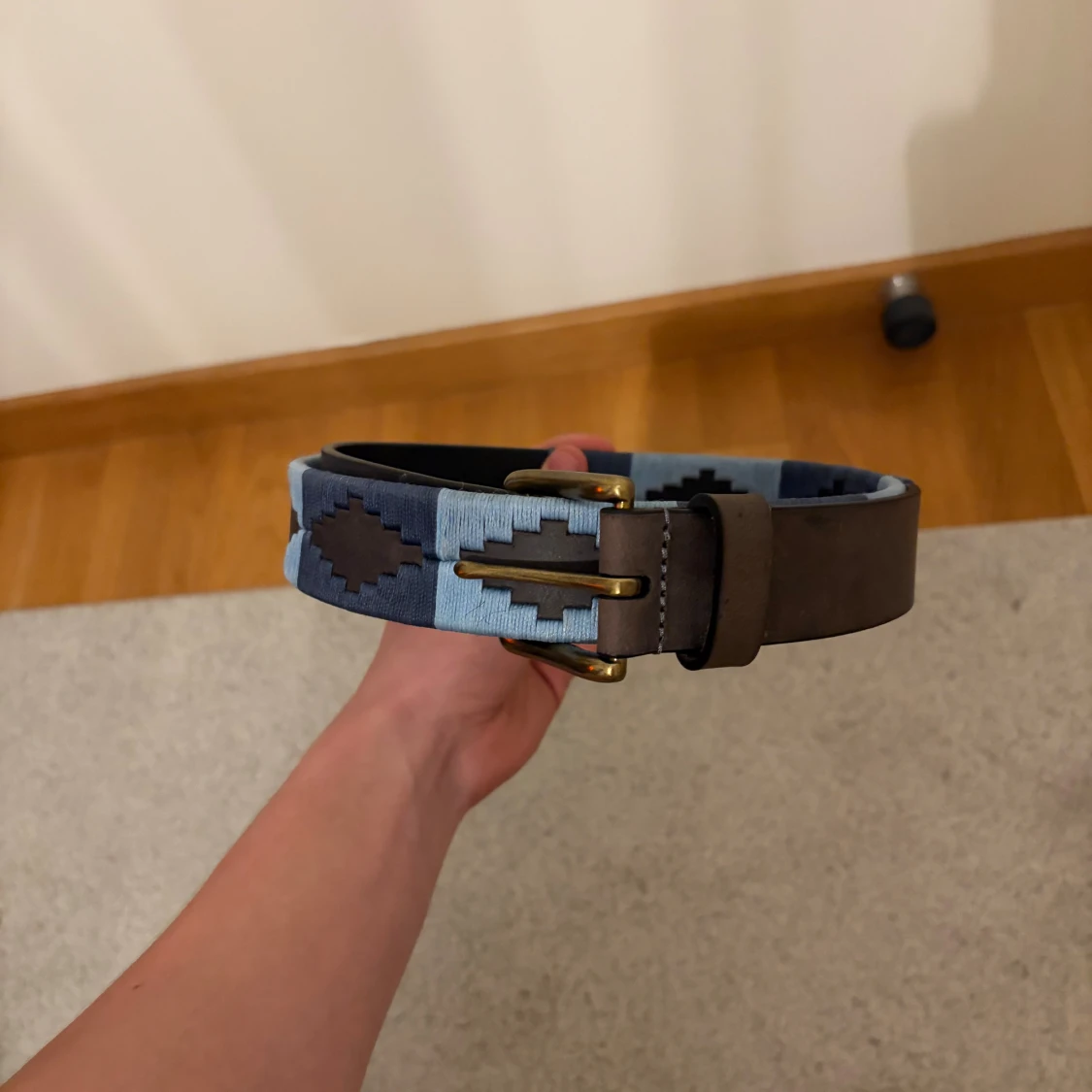 Mörkblå-ljusblå broderat bälte