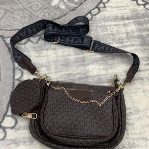 Micheal kors väska - Säljer min micheal kors väska, de är en födelsedagspresent och vet inte hur mycket den kostar eller vart den köptes och fick den augusti 2025 på min födelsedag som sagt och har aldrig haft på mig den, rymmer jätte mycket saker och är 3 in 1, 2 väskor och en liten rund väska, man kan även justera väsk banden, priset går o diskuteras