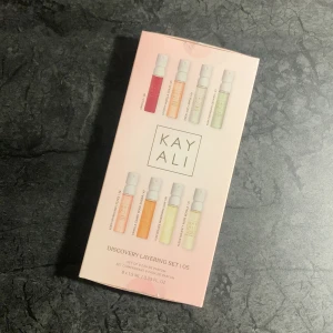 Kayali parfym set - Kayali discovery layering set. Ett parfym kit med små 1,5 ml parfym testers med 8st olika dofter. Har sprayat lite från alla. 