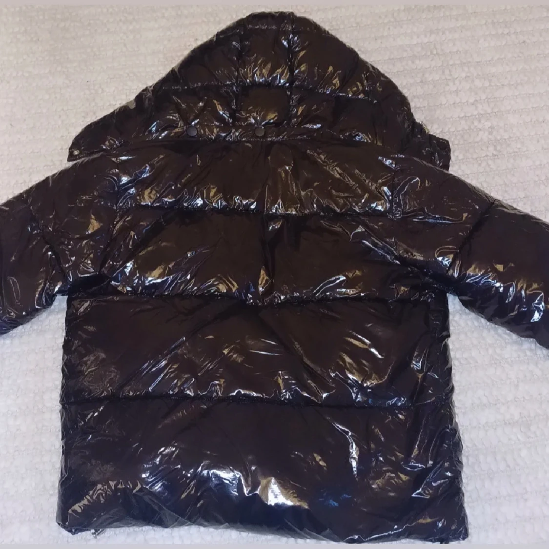 Glansig svart pufferjacka från Nelly - 1