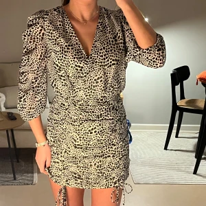 Leopardmönstrad kort klänning Gina Tricot - Snygg kort klänning från Gina Tricot med leopardmönster i svart och vit. Mycket bra skick!